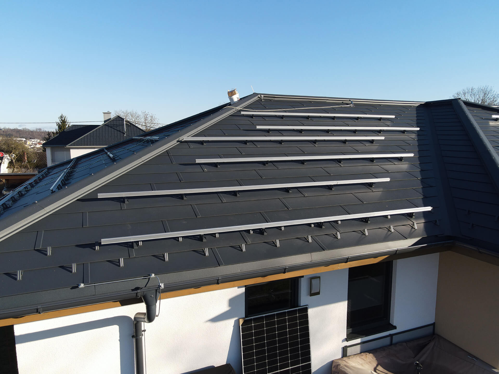PV-Unterkonstruktion auf dem FIGO Amade Dach in Anthrazit